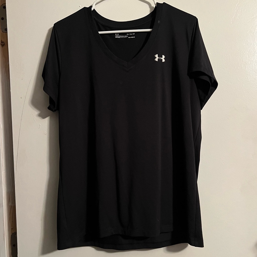 XL loose fitted black under armor top